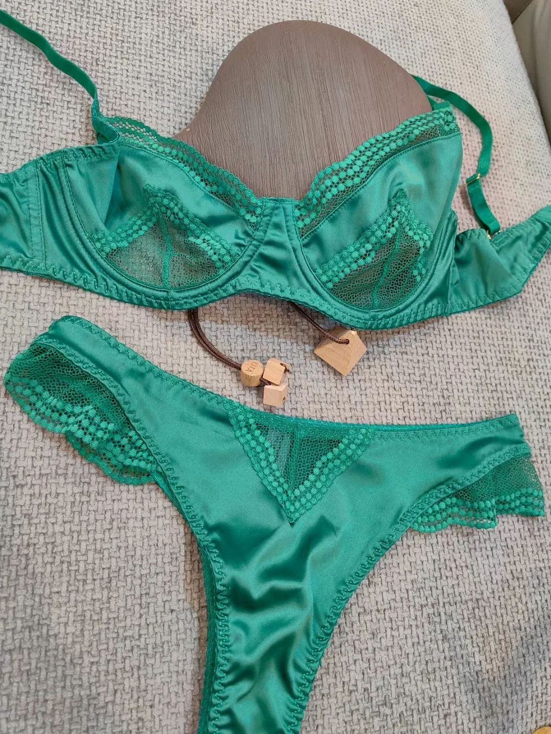 New Style Satin Patchwork Sexy Bra Underwear Ultra-Thin Set for Women French Lace Lingerie