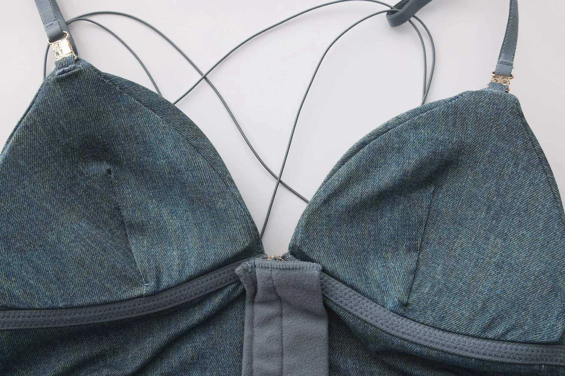 French Wholesale Light-Sensitive Surface Fine Shoulder Strap Front Buckle Triangular Cup Bra Underwear Set Sexy Lingerie