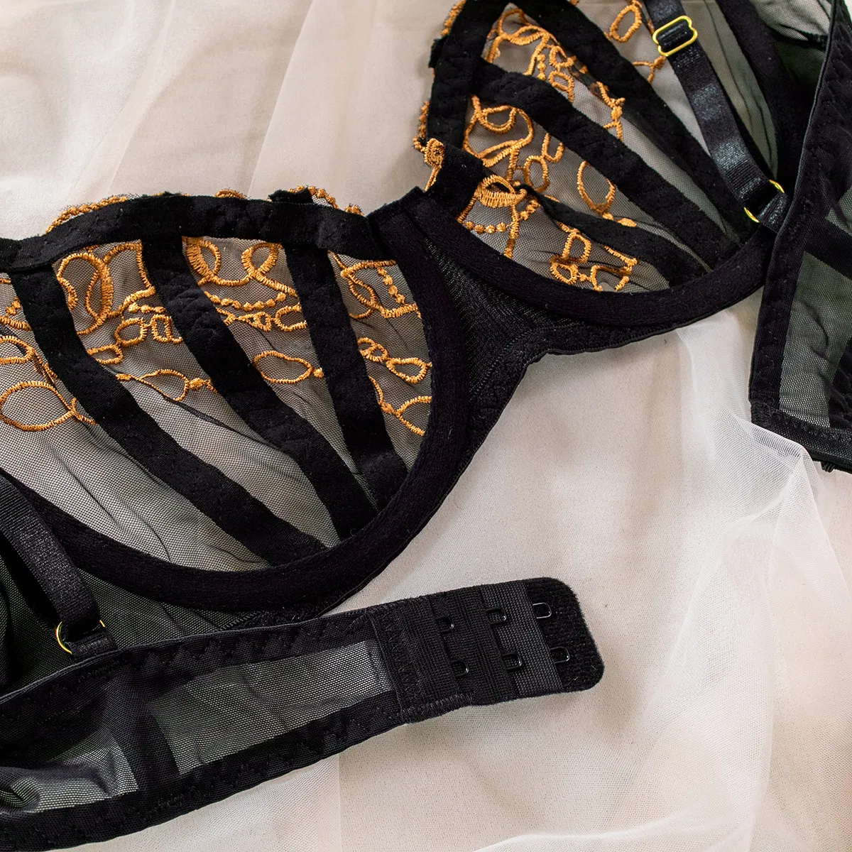 Wholesale See-Through Embroidery Lace Bra Brief Set Sexy Thin Woman Lingerie