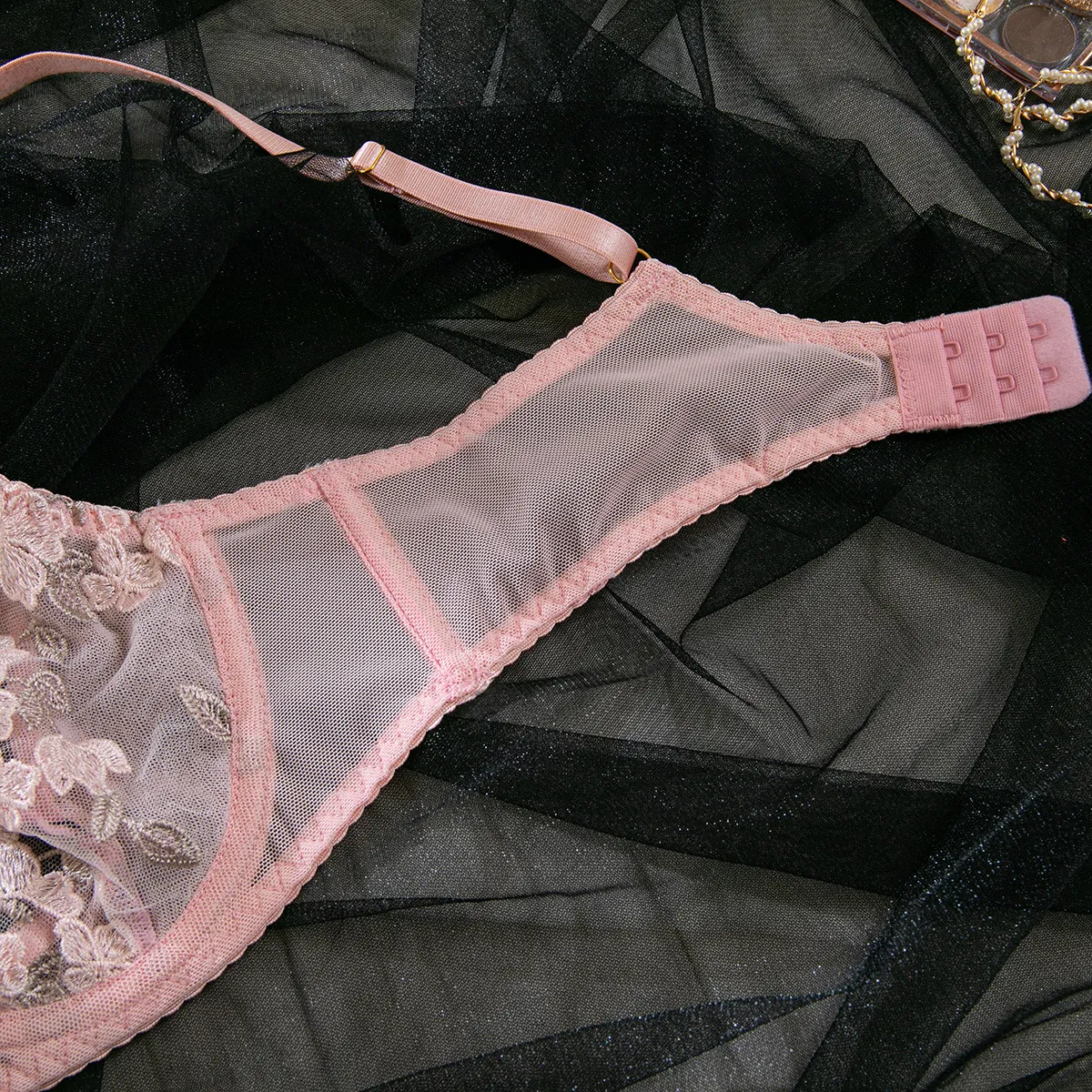 Wholesale Flower Embroidery Underwear Set Sexy Delicate Perspective Mesh Three-Piece Lingerie