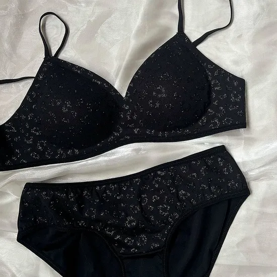 New Wholesale French Anti-Sagging Breathable Deep V-Neck Gathering for Women Soft Bra Ultra-Thin Set Sexy Underwear Lingerie