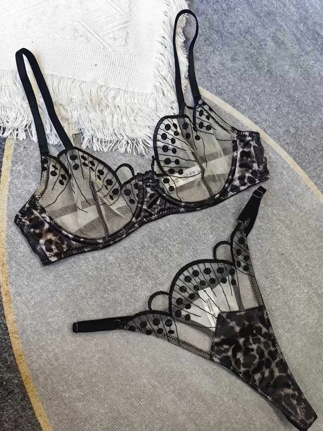 Sexy for Women French Ultra-Thin Embroidered Undeawear Lace Bra Set Wholesale Lingerie