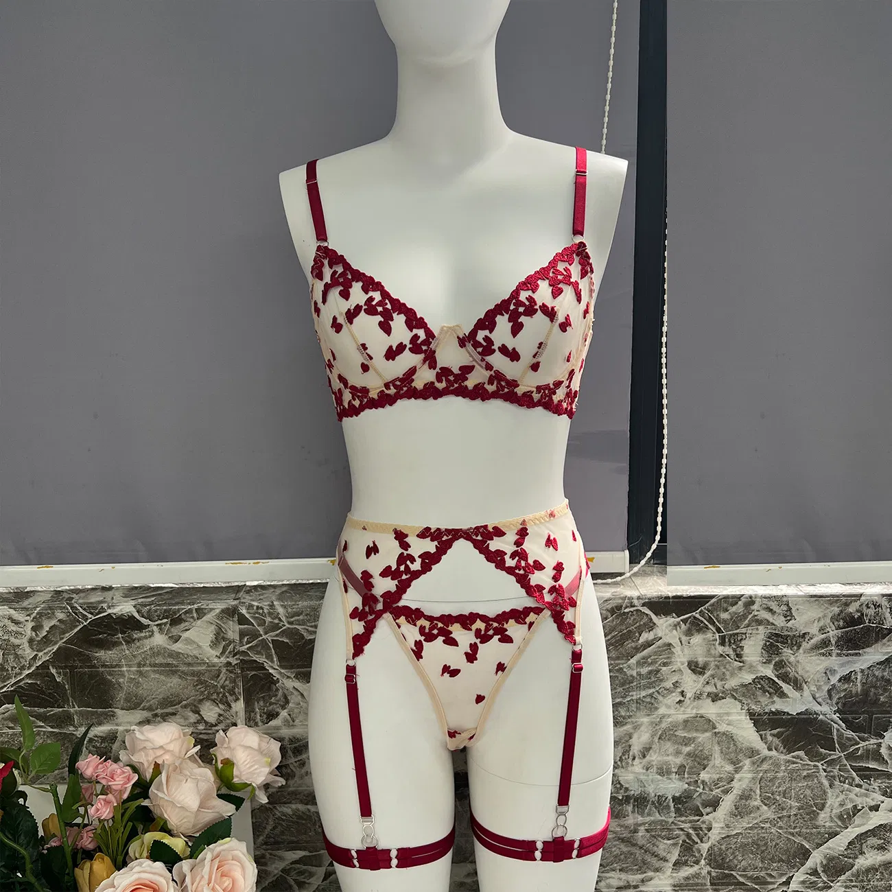 Wholesale Heart-Shaped Embroidery Woman Underwear Set New Erotic Transparent Lingerie