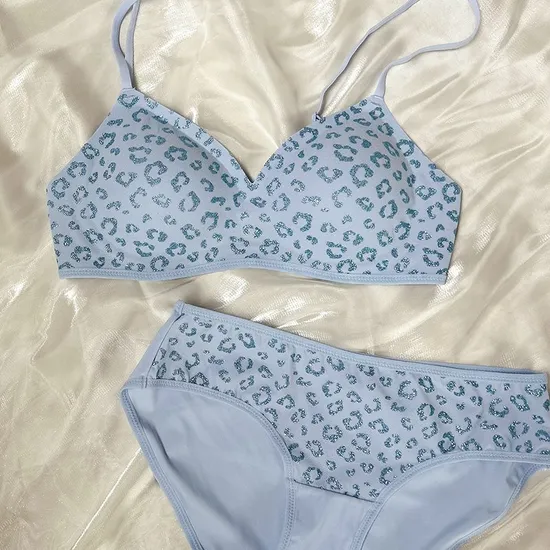 New Wholesale French Anti-Sagging Breathable Deep V-Neck Gathering for Women Soft Bra Ultra-Thin Set Sexy Underwear Lingerie